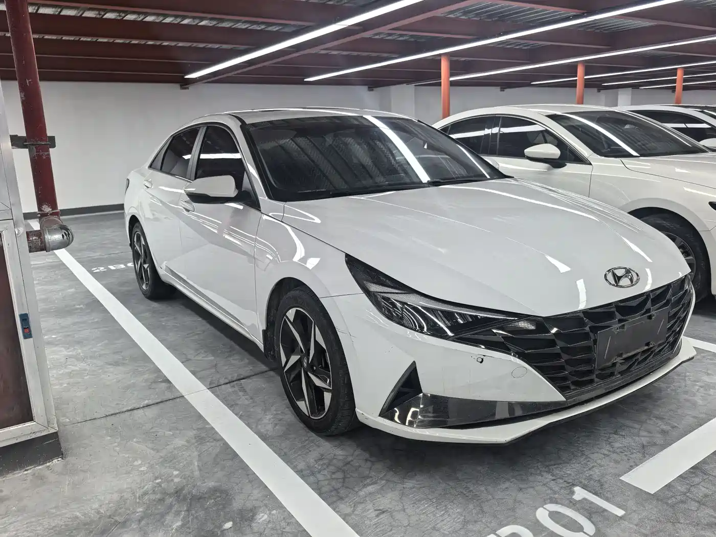 Hyundai Elantra 2022 1.5L CVT LUX Premium Edition фото 3