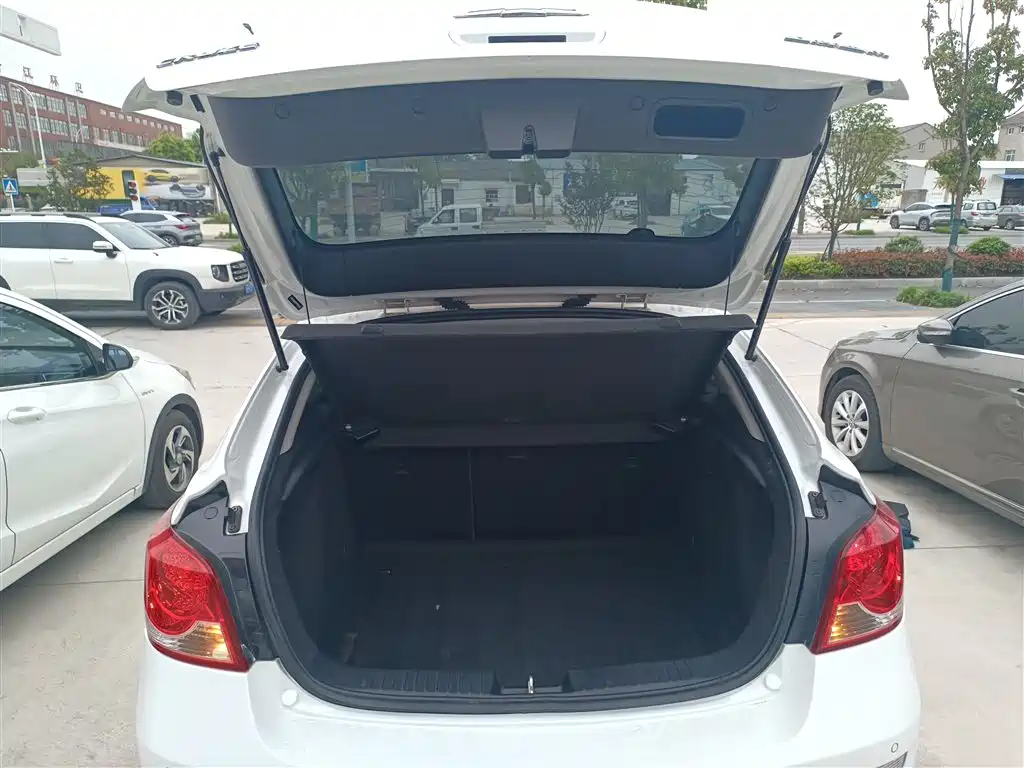 Chevrolet Cruze 2015 Hatchback 1.6L Manual Comfort фото 19