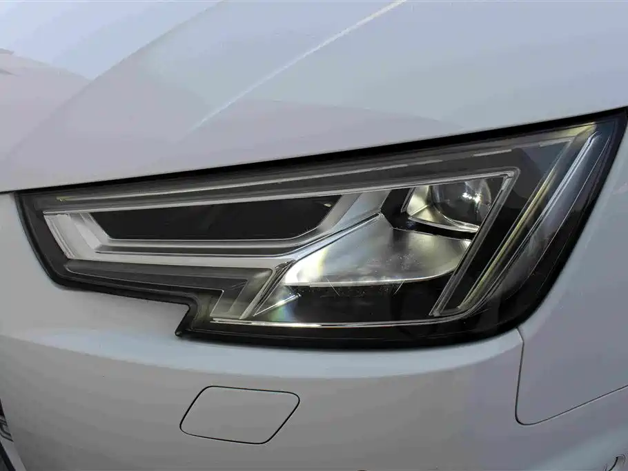 Фото 8 - Audi A4L