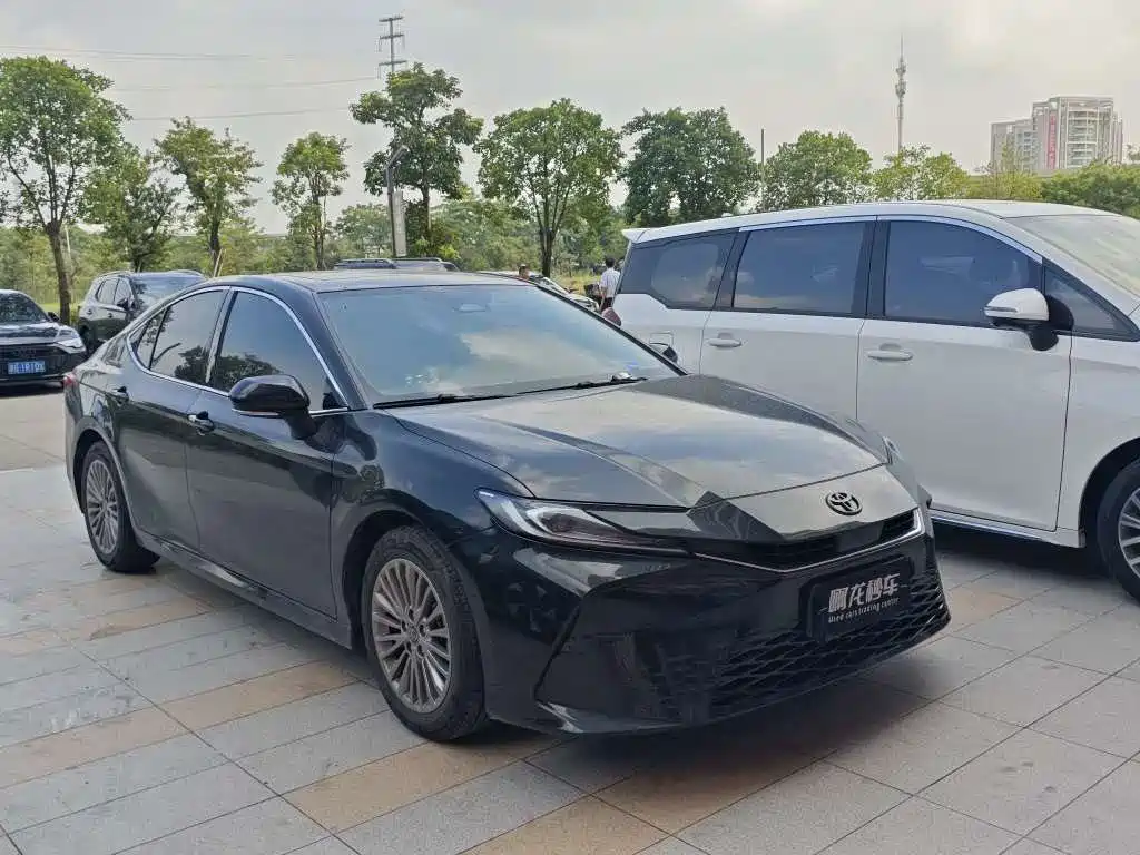 Фото 2 - Toyota Camry