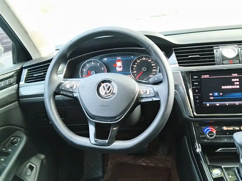 Volkswagen Phideon 2018 Facelift 380TSI FWD Business фото 11