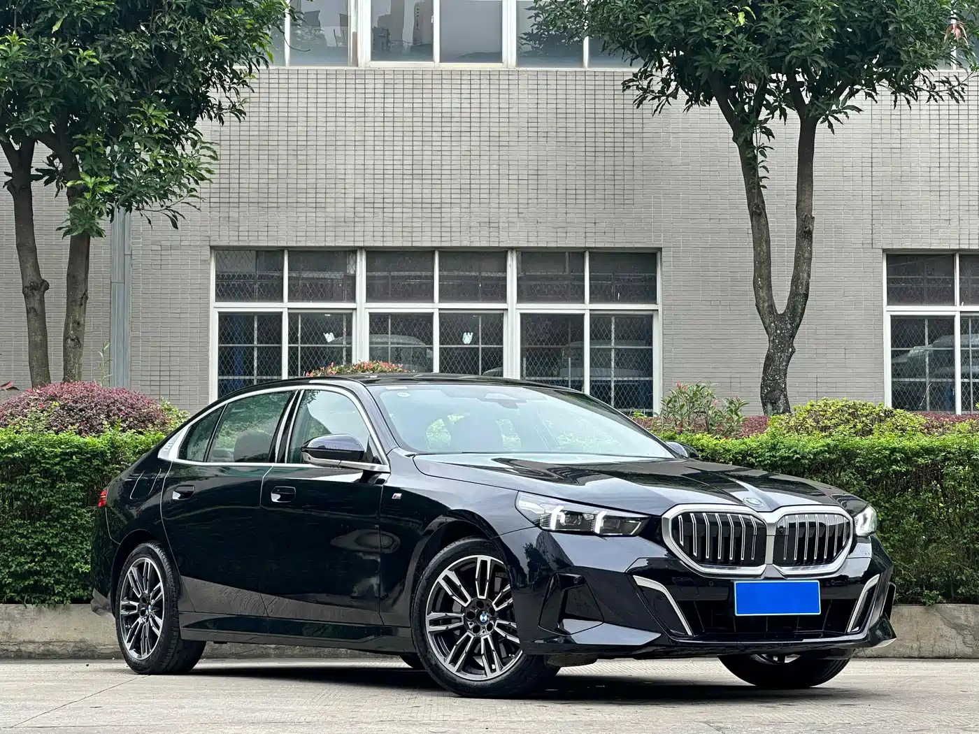 BMW 5 Series 2024 530Li Leading M Sport Package фото 3
