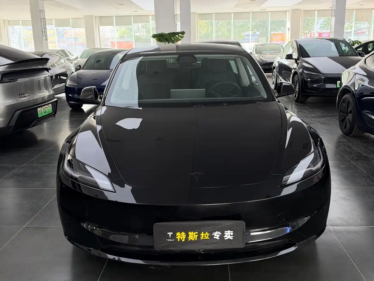 Фото 2 - Tesla Model 3