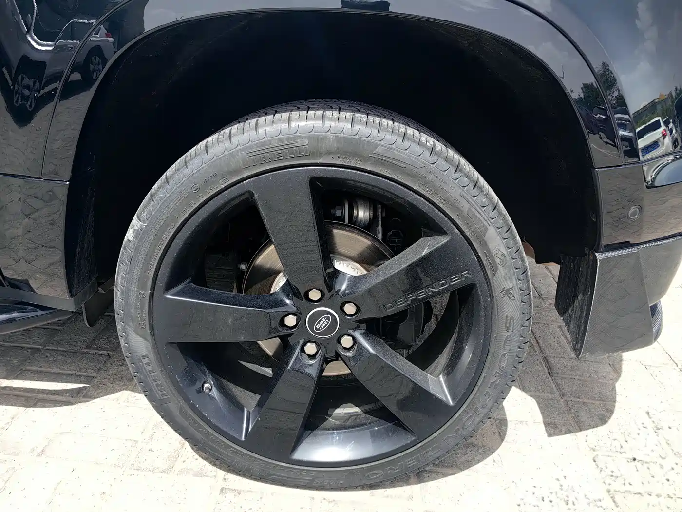 Land Rover Defender 2023 Model 90 2.0T P300 SE фото 9