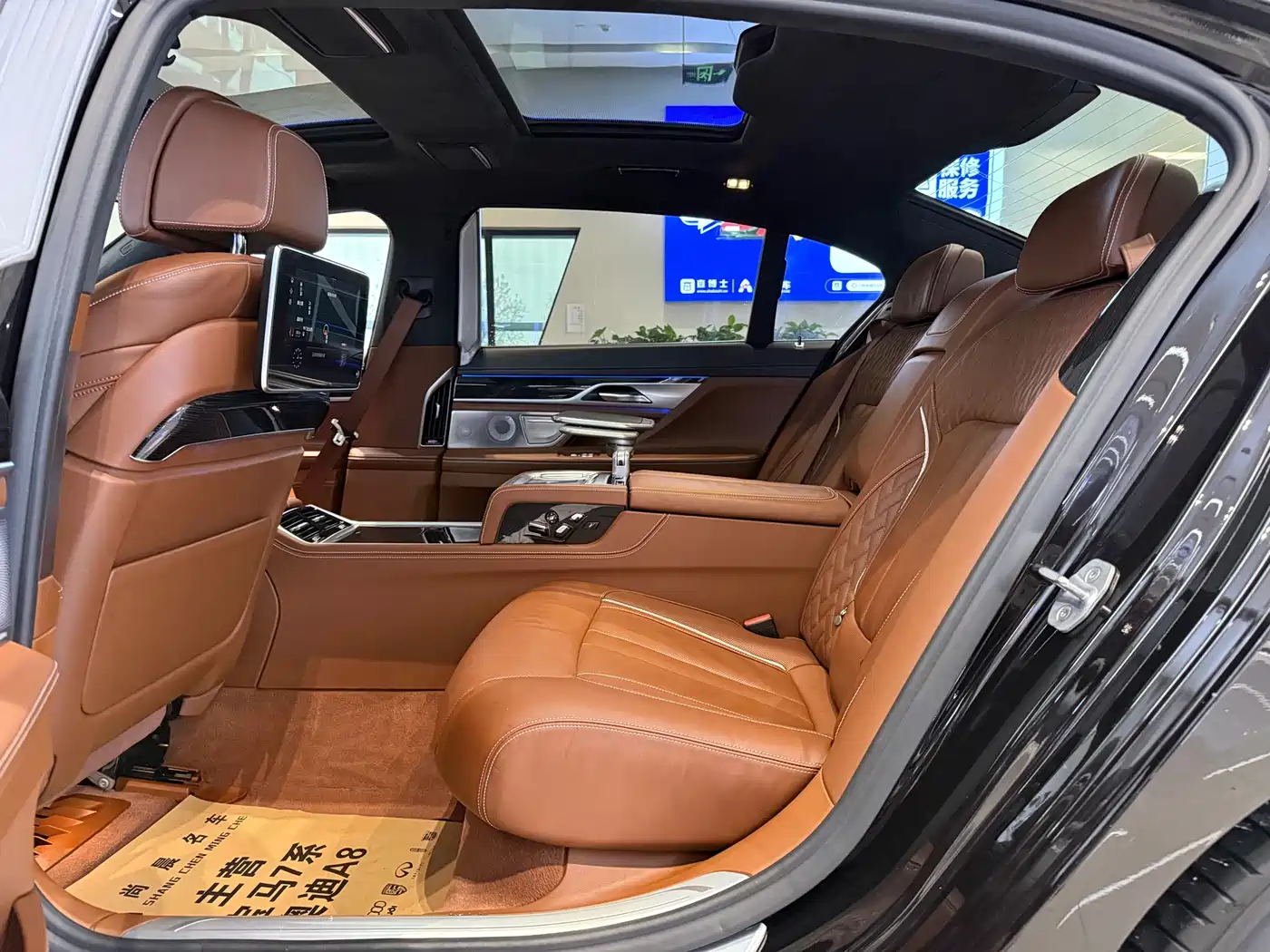 BMW 7 Series 2018 M760Li xDrive фото 13