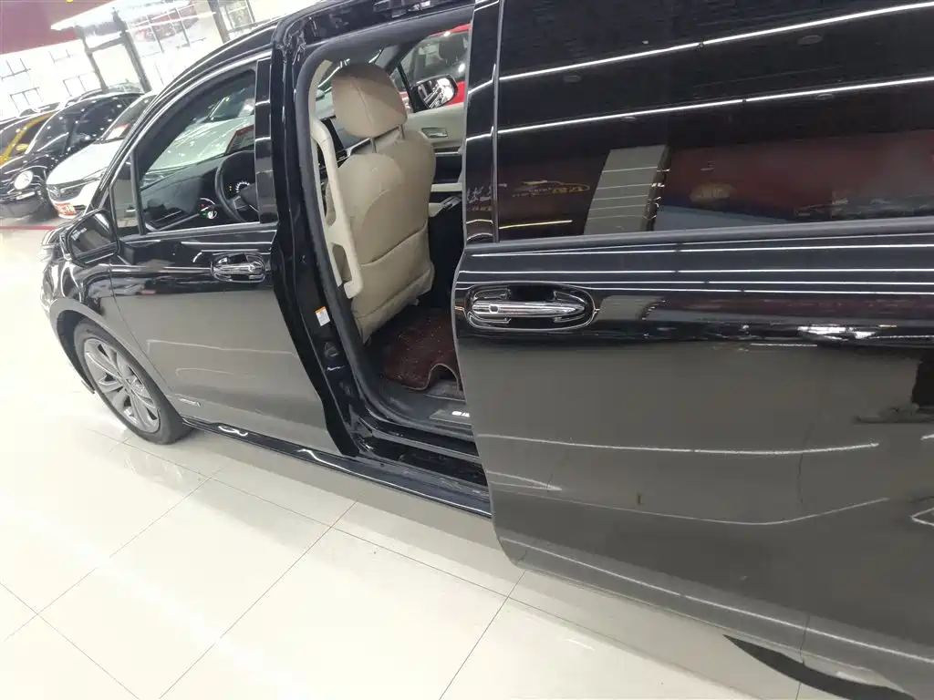 Toyota Sienna 2023 2.5L Hybrid Premium Edition фото 5