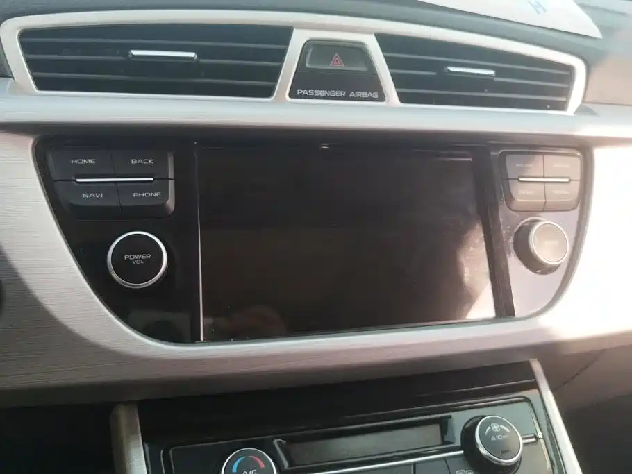 Фото 13 - Geely Atlas
