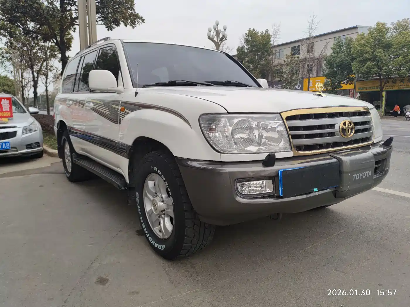 Toyota Land Cruiser 2005 Model 4.7L Automatic VX-R Luxury DVD Edition