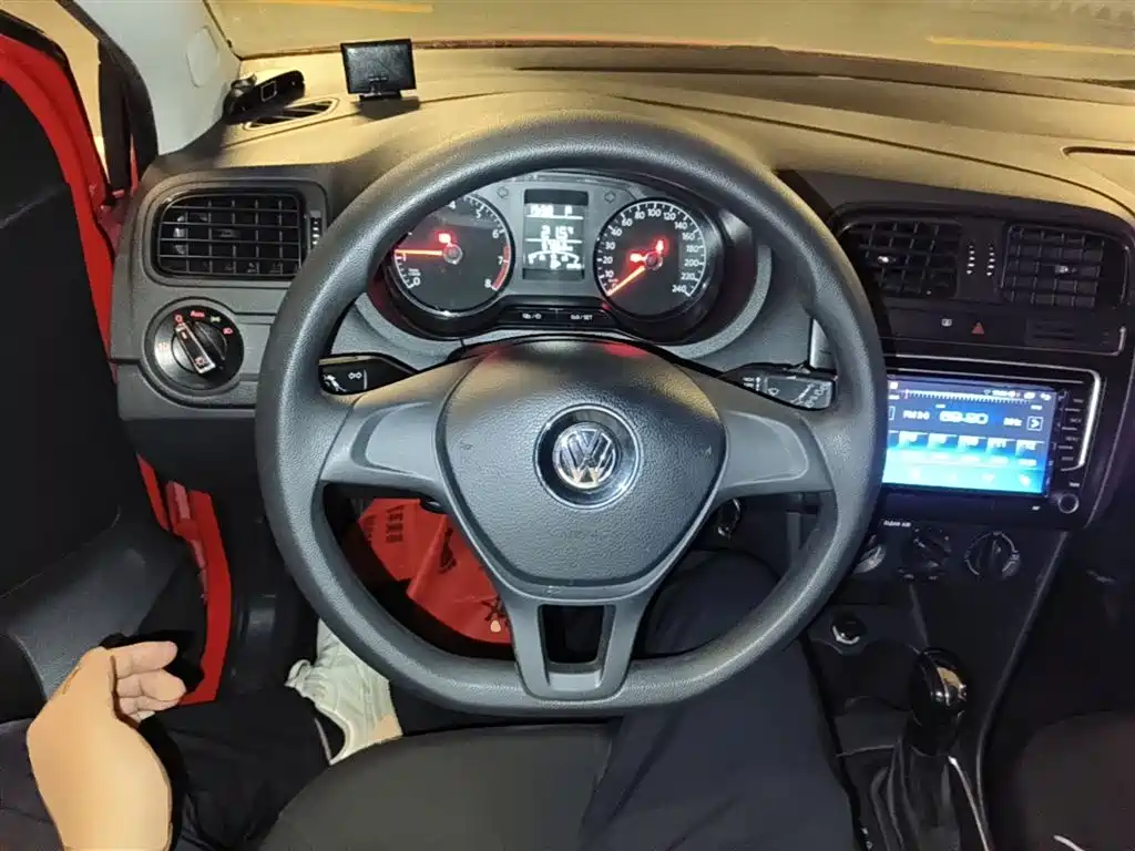 Volkswagen Polo 2016 1.4L Automatic Trend фото 11