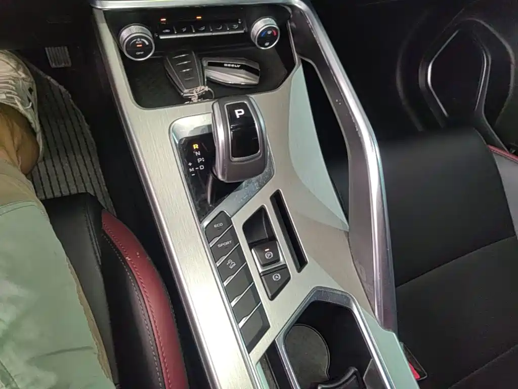 Фото 14 - Geely Coolray