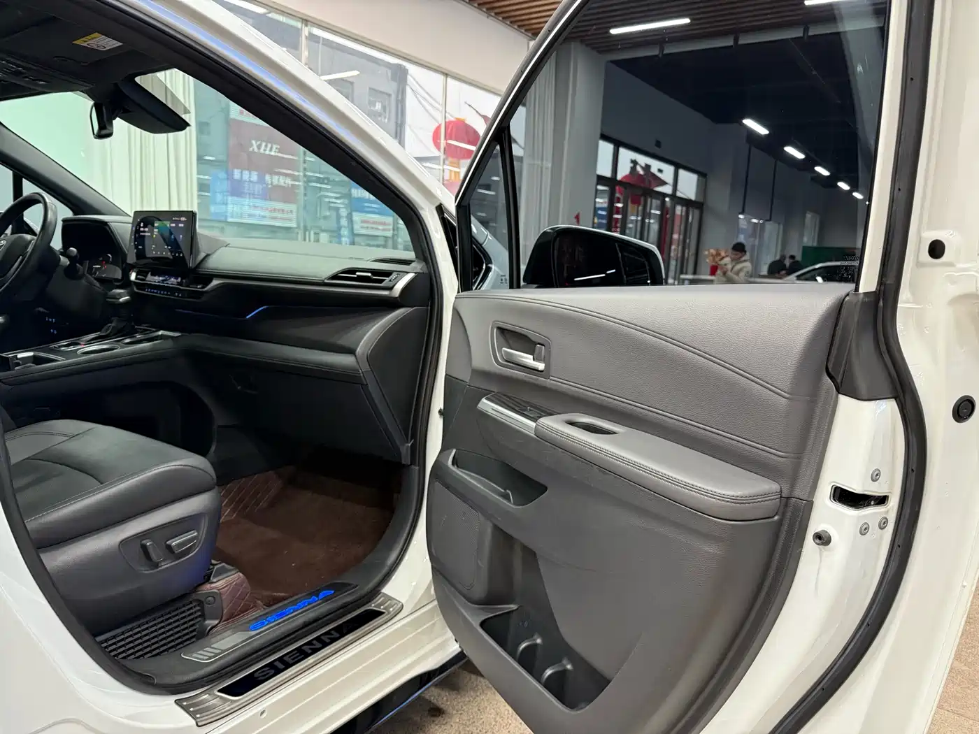 Toyota Sienna 2021 2.5L Hybrid Premium Edition фото 7