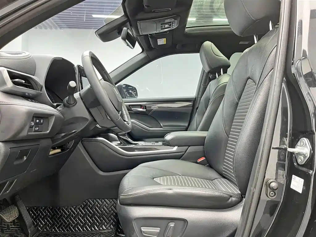 Toyota Crown Kluger 2022 2.5L HEV 4WD Premium Edition фото 16