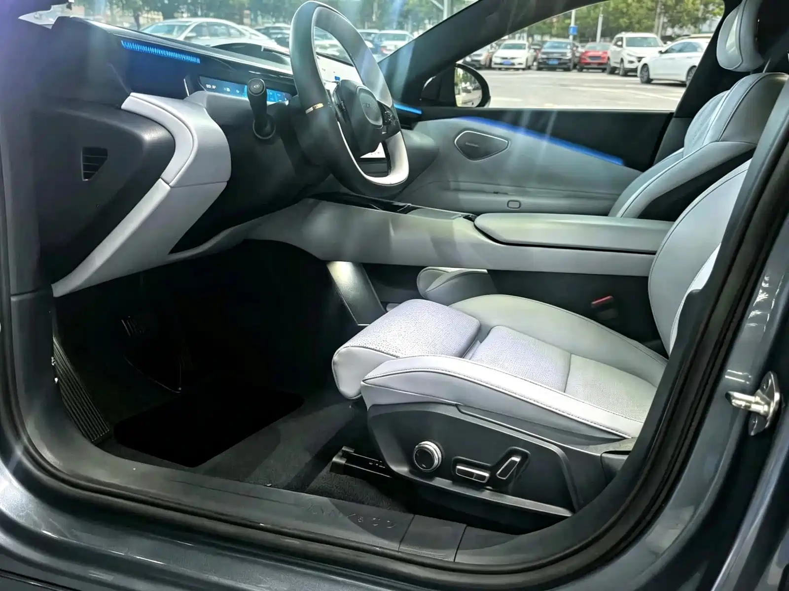 صورة 2 - Lynk & Co Z10
