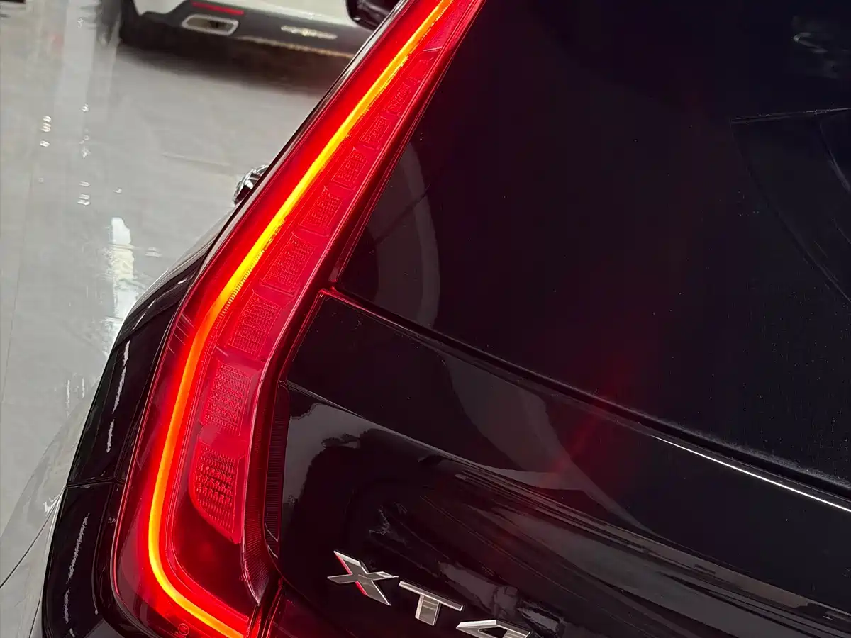 Фото 16 - Cadillac XT4