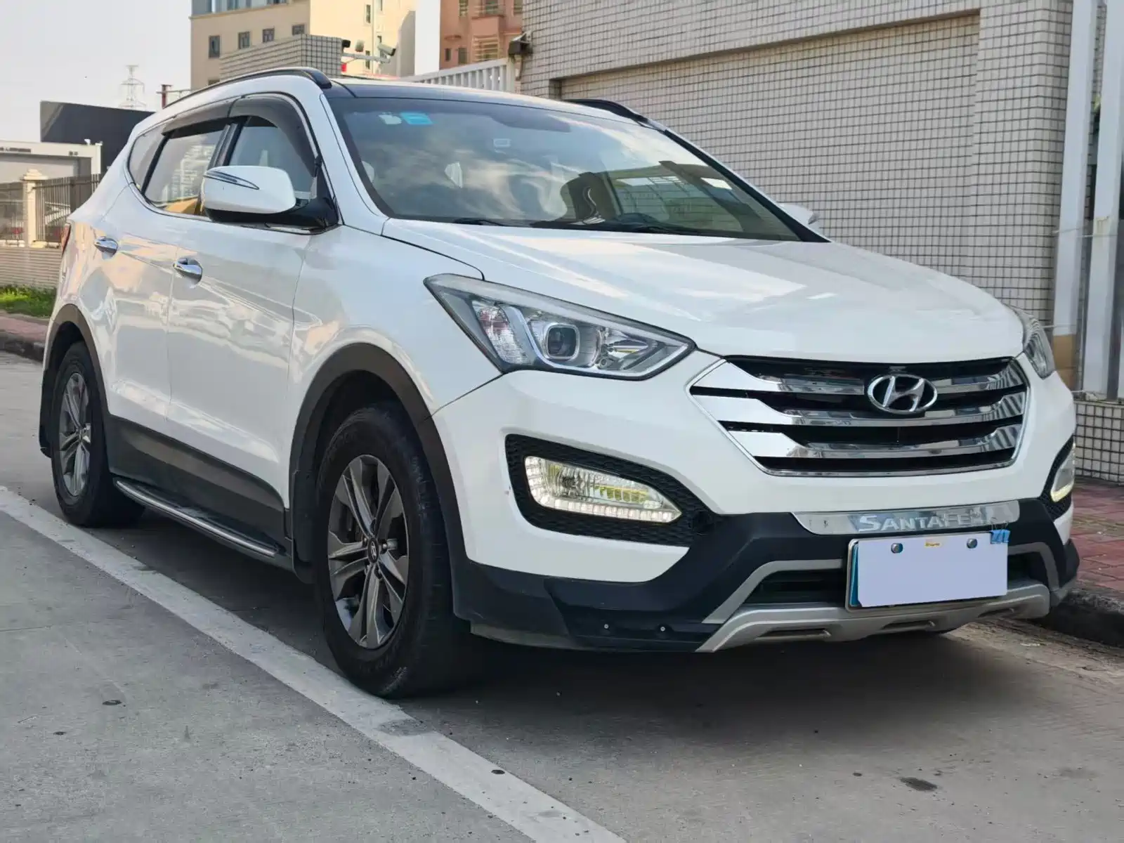 Photo 3 - Hyundai Santa Fe