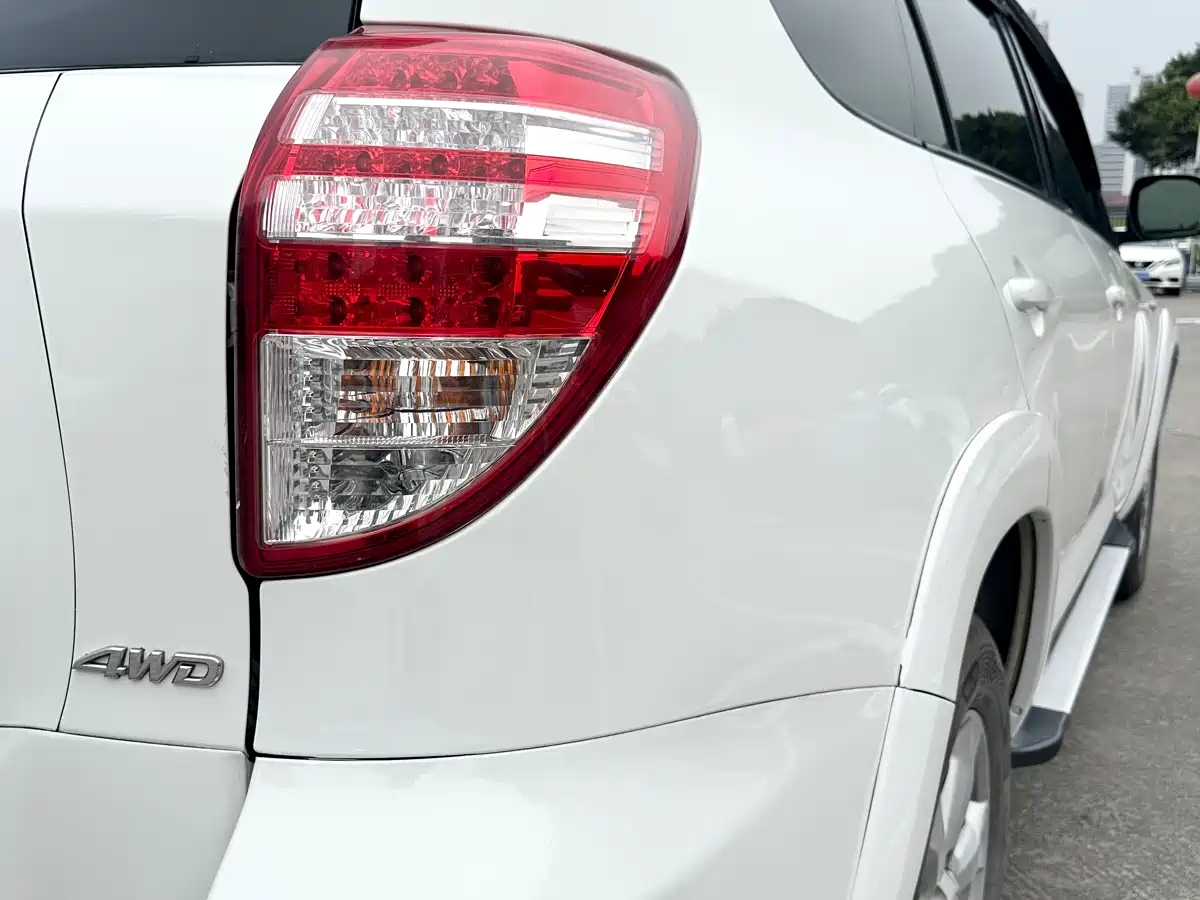 Toyota RAV4 Rongfang 2009 2.4L Automatic Luxury Navigation Edition фото 17