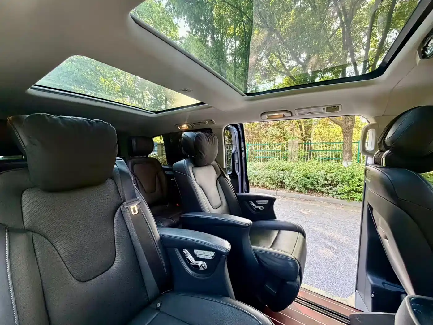 Mercedes-Benz V-Class 2018 V 260 L Premium Long Wheelbase Edition China VI фото 9
