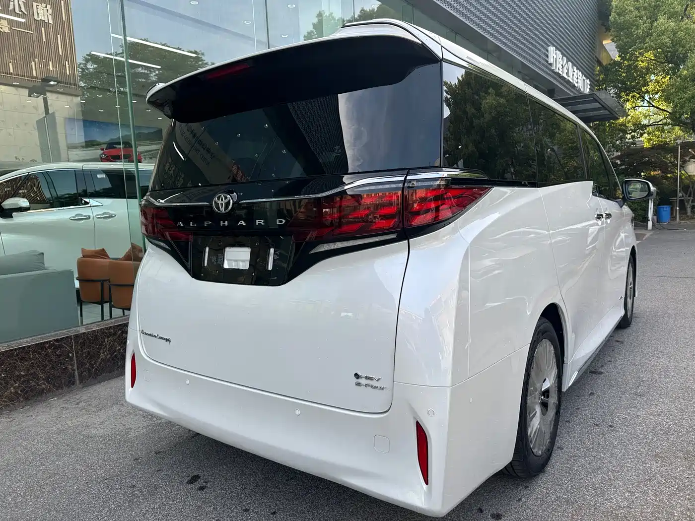 Toyota Alphard 2025 Hybrid 2.5L Ultimate Gold Edition фото 12