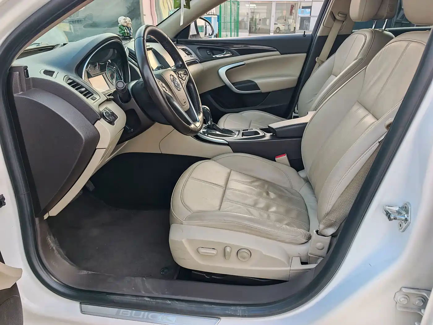 Photo 10 - Buick Regal