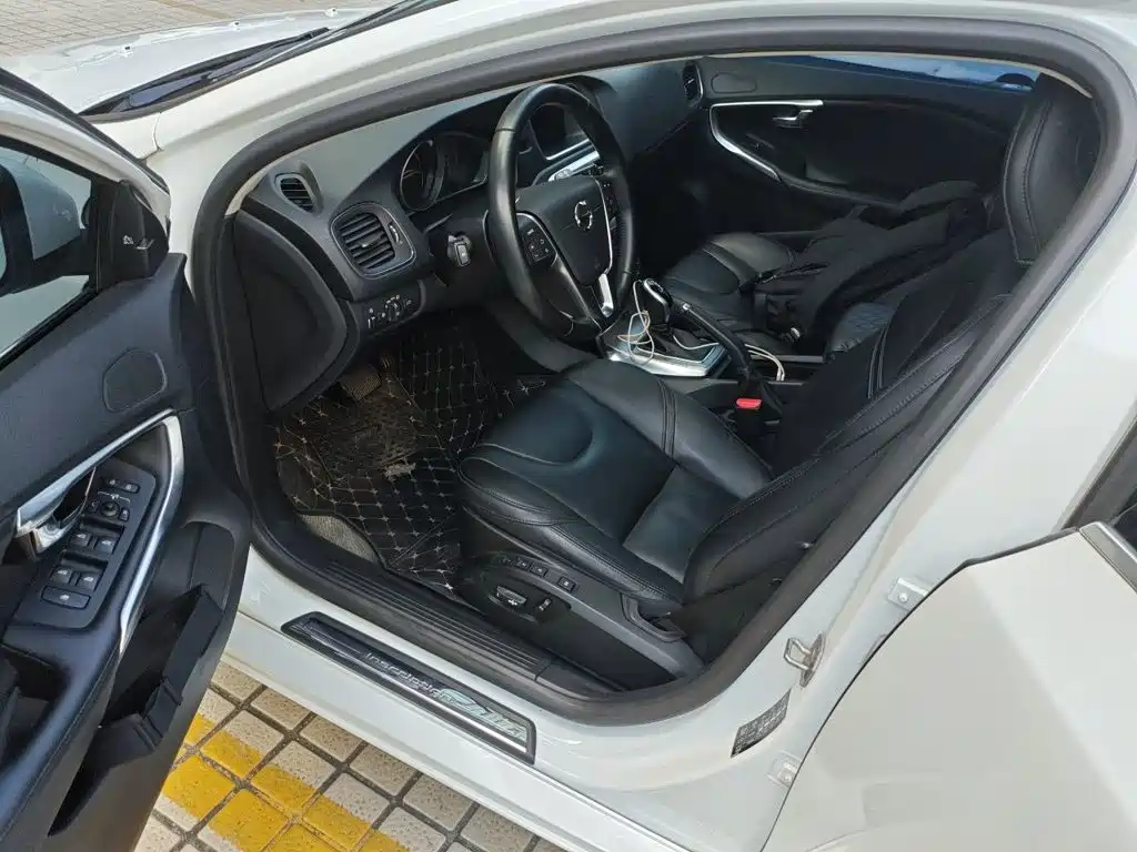 Volvo V40 2018 2018 T3 R-Design Edition