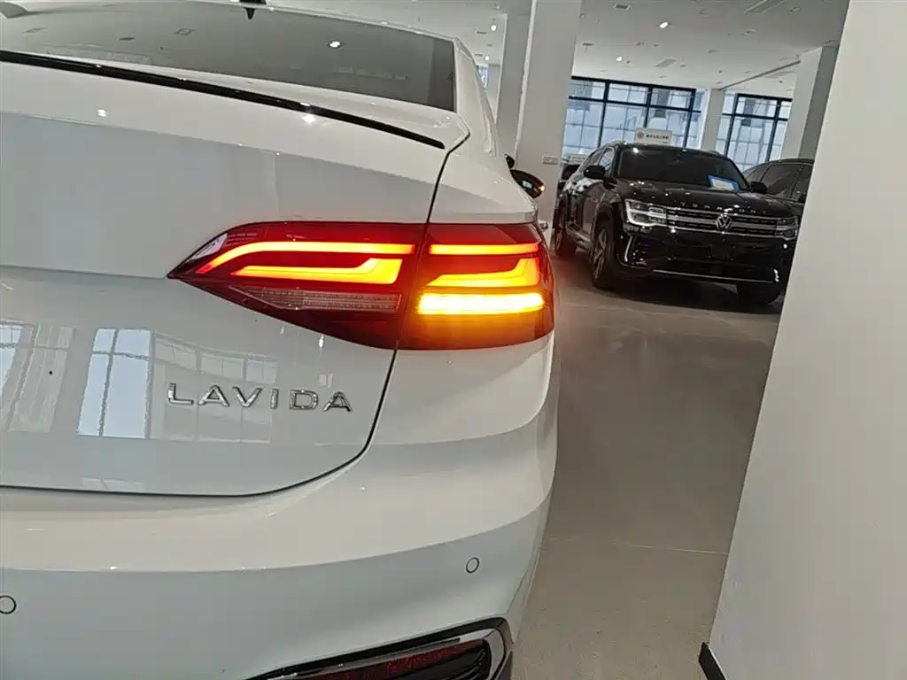 Volkswagen Lavida 2024 Model 300TSI DSG Starlight Leading Edition фото 8