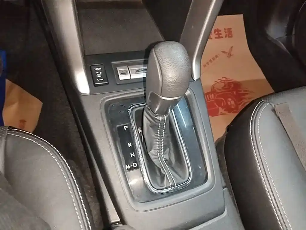 Subaru Forester 2015 2.0i Special Commemorative Edition фото 14