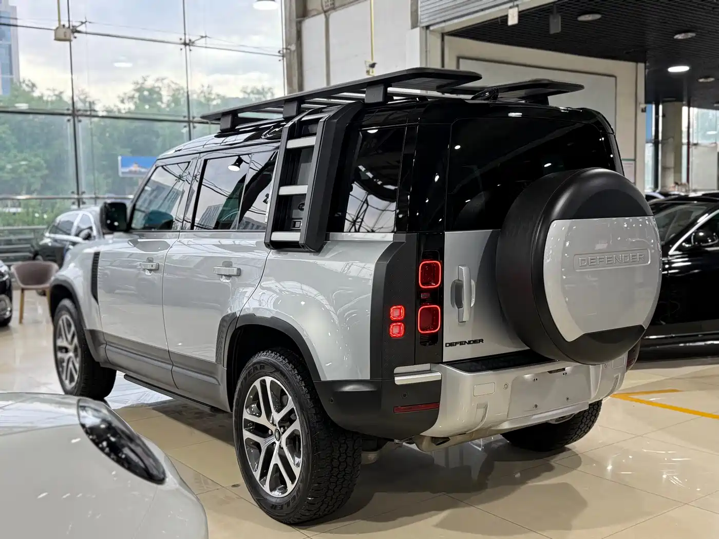 Land Rover Defender 2021 110 P400 Dark Special Edition фото 22
