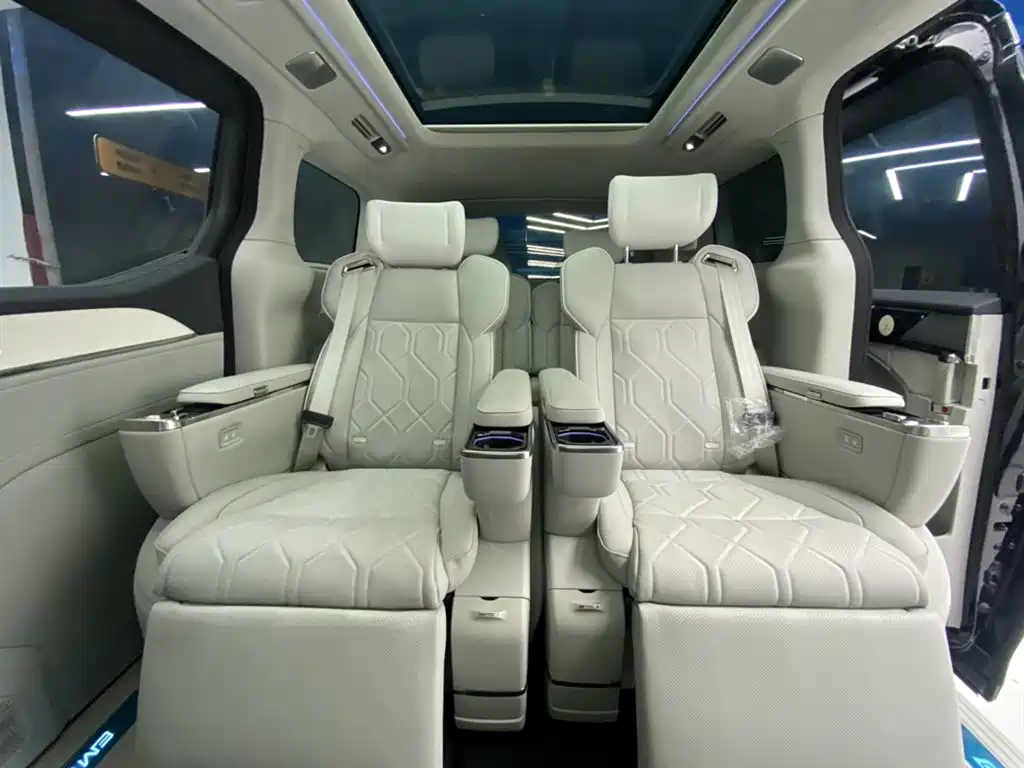 Volvo EM90 2026 2025 Ultra Six-Seater