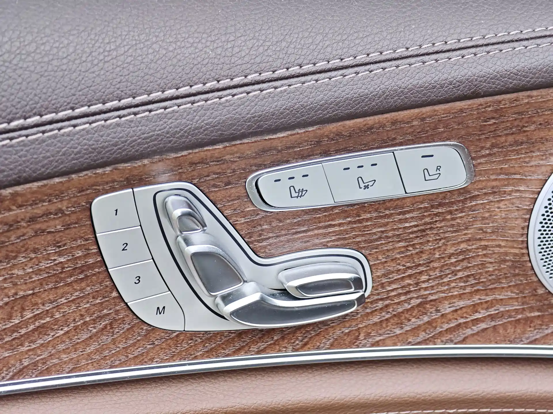 Photo 17 - Mercedes-Benz E-Class