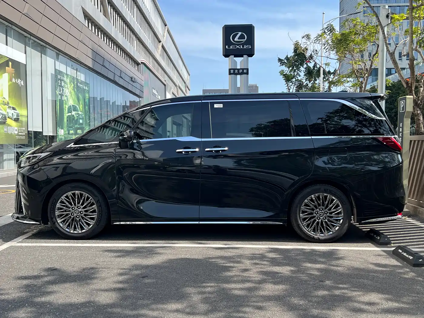 LEXUS LM