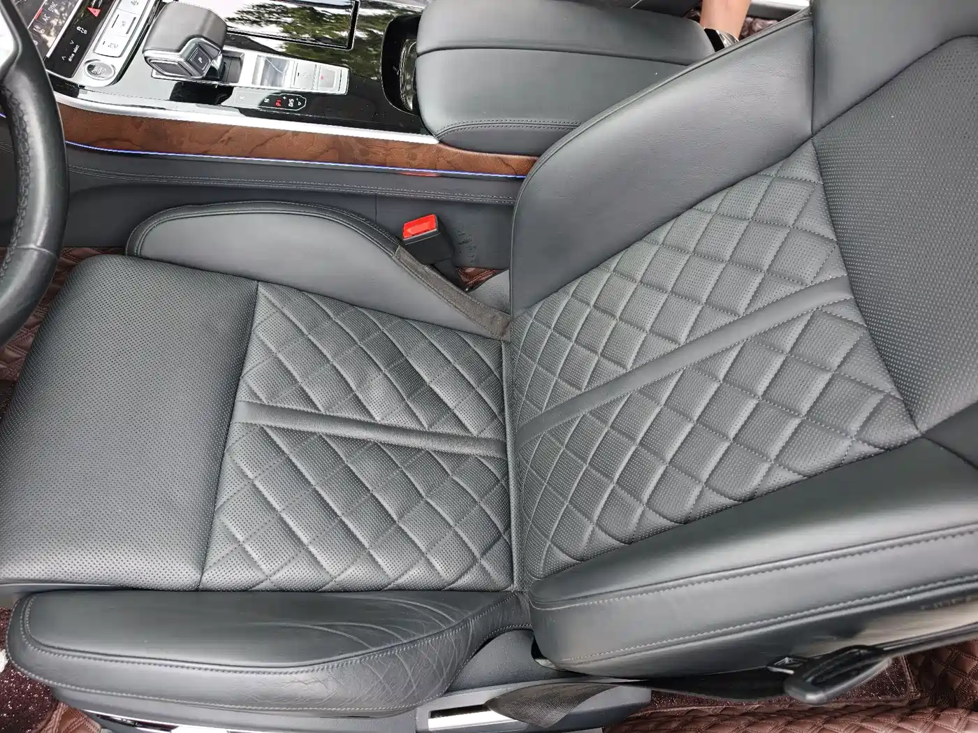 Photo 21 - Audi A8