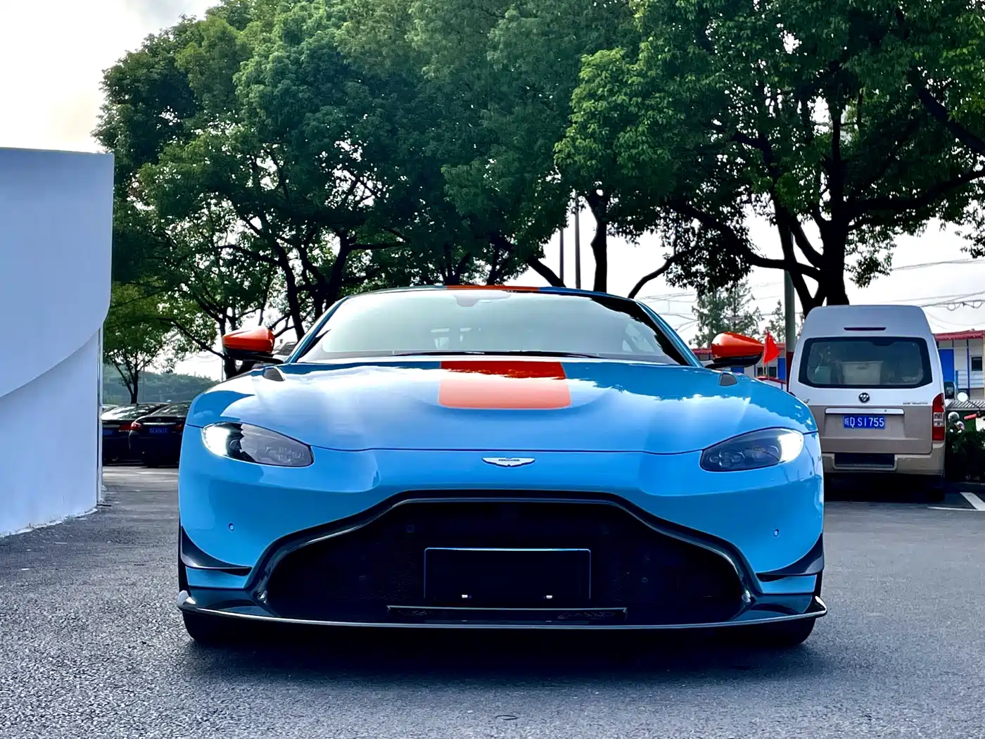 ASTON MARTIN V8 VANTAGE