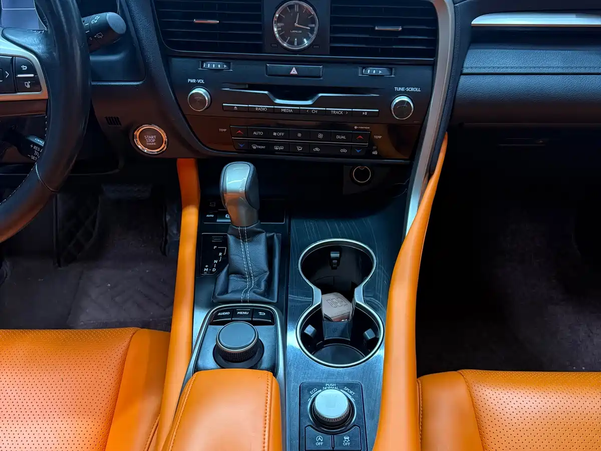 Фото 13 - Lexus RX