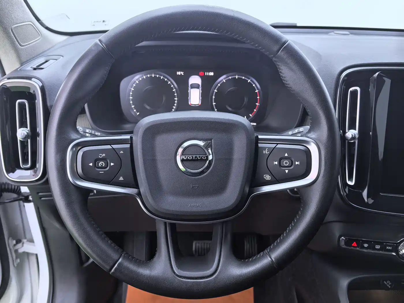 Фото 9 - Volvo XC40