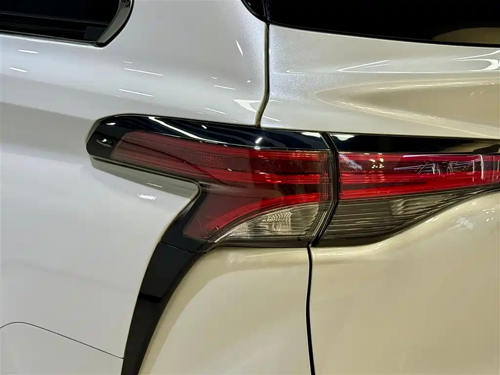 Toyota Sienna 2023 2.5L Hybrid Platinum Edition фото 9