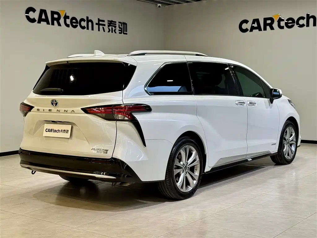 Toyota Sienna 2023 2.5L Hybrid Platinum Edition фото 4