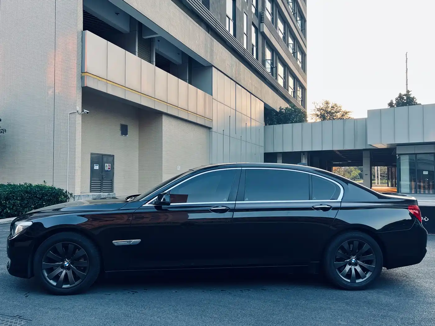 BMW 7 Series 2009 Model 740Li Leading Edition фото 4