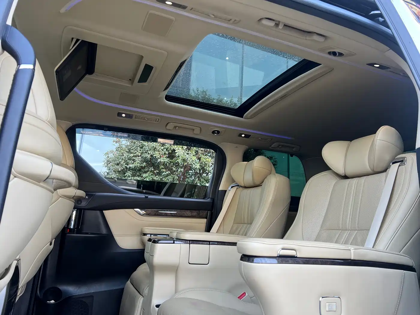 Toyota Vellfire 2019 Hybrid 2.5L HV Premium Edition фото 5