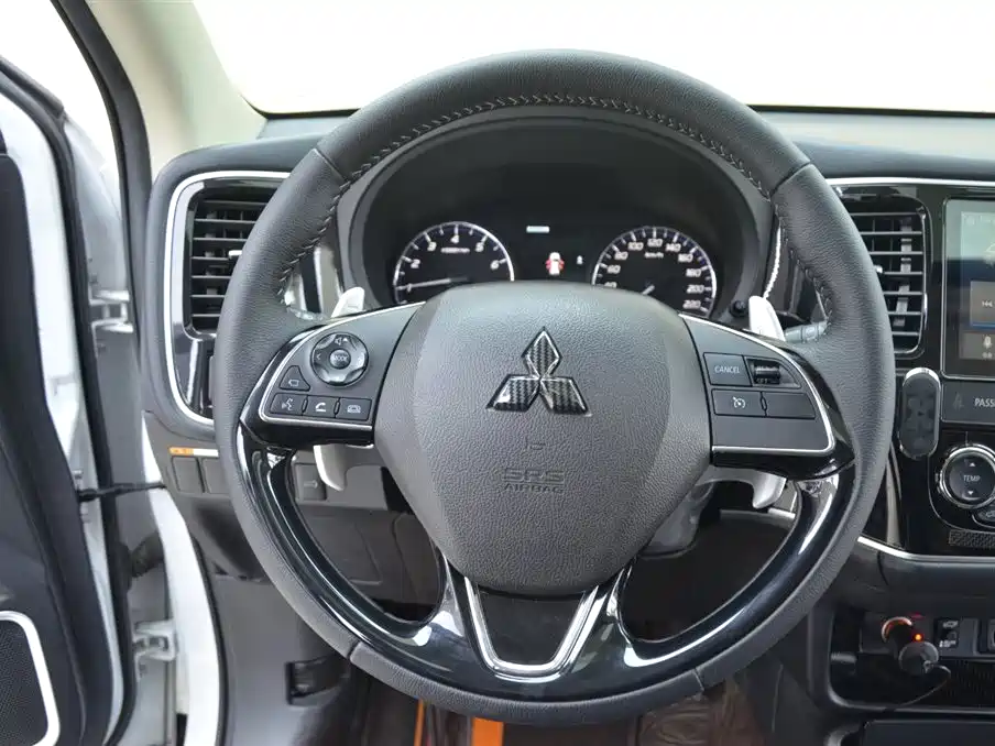 Mitsubishi Outlander 2021 2.4L 4WD Deluxe Edition 7-Seater фото 9