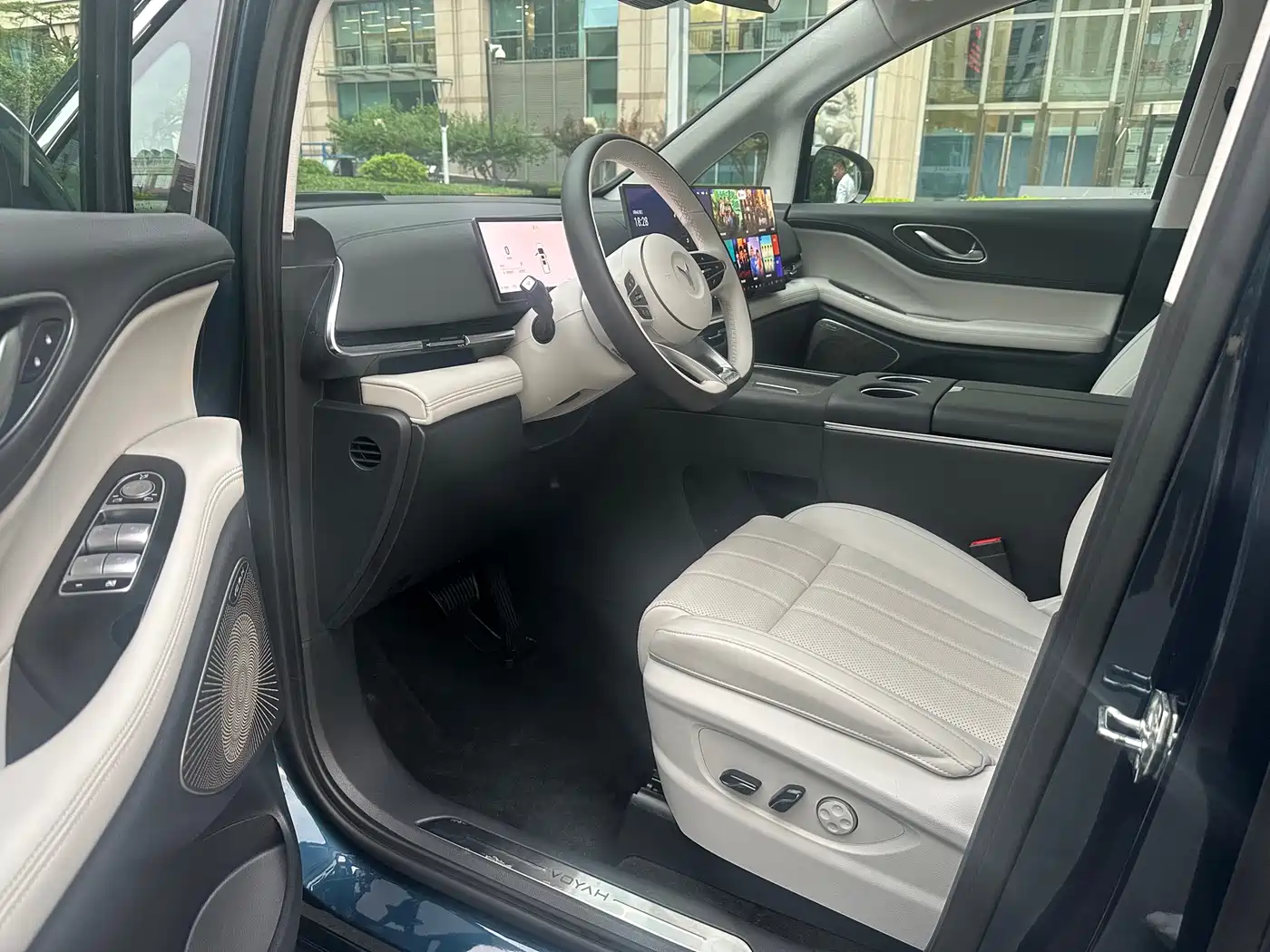 Voyah Auto Voyah Dreamer 2025 PHEV AWD Flagship Kunpeng Edition фото 6