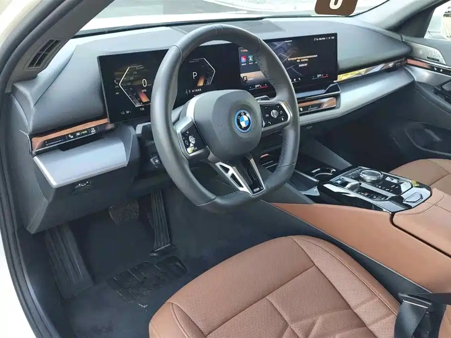 صورة 7 - BMW i5