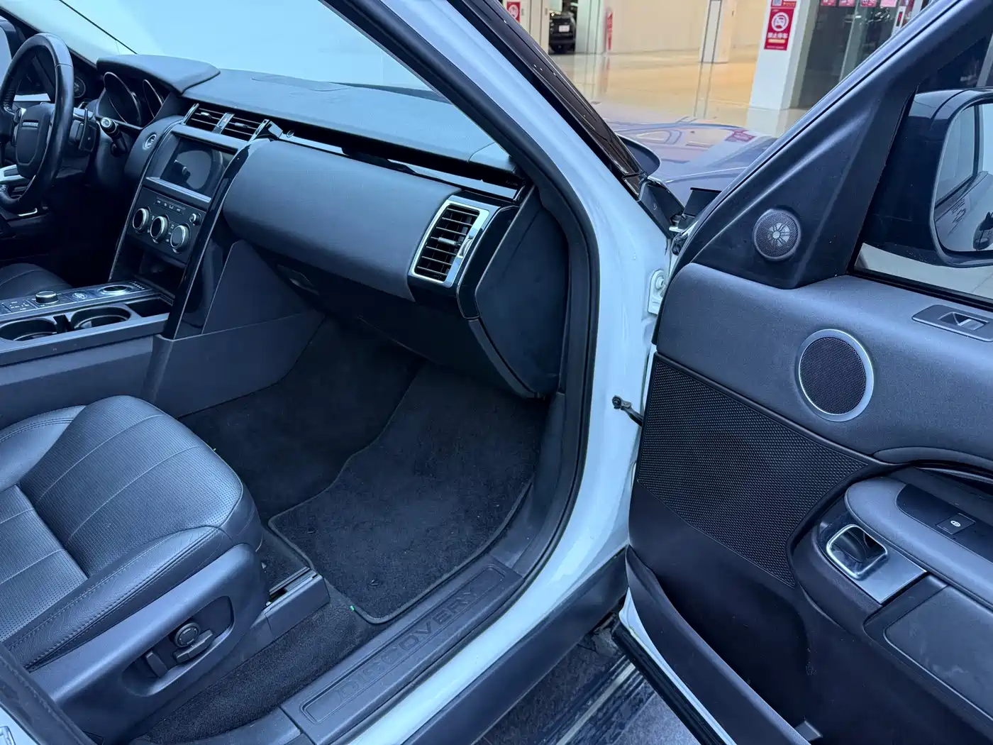 Land Rover Discovery 2019 3.0 SC V6 SE фото 10