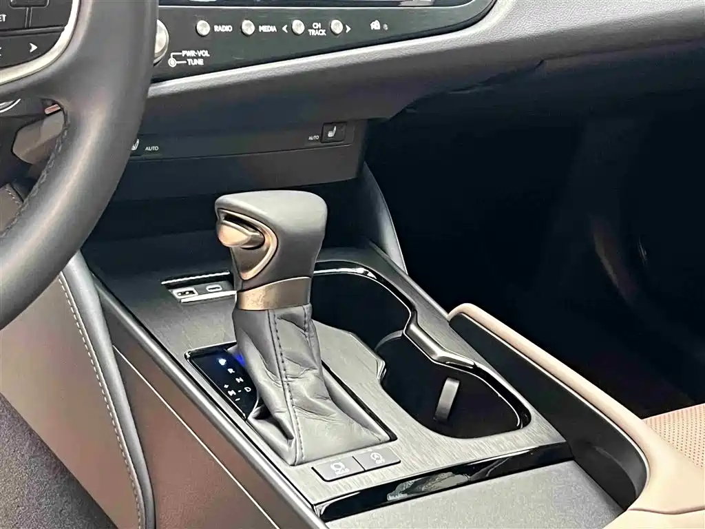 Lexus ES 2023 200 Excellence Edition фото 24