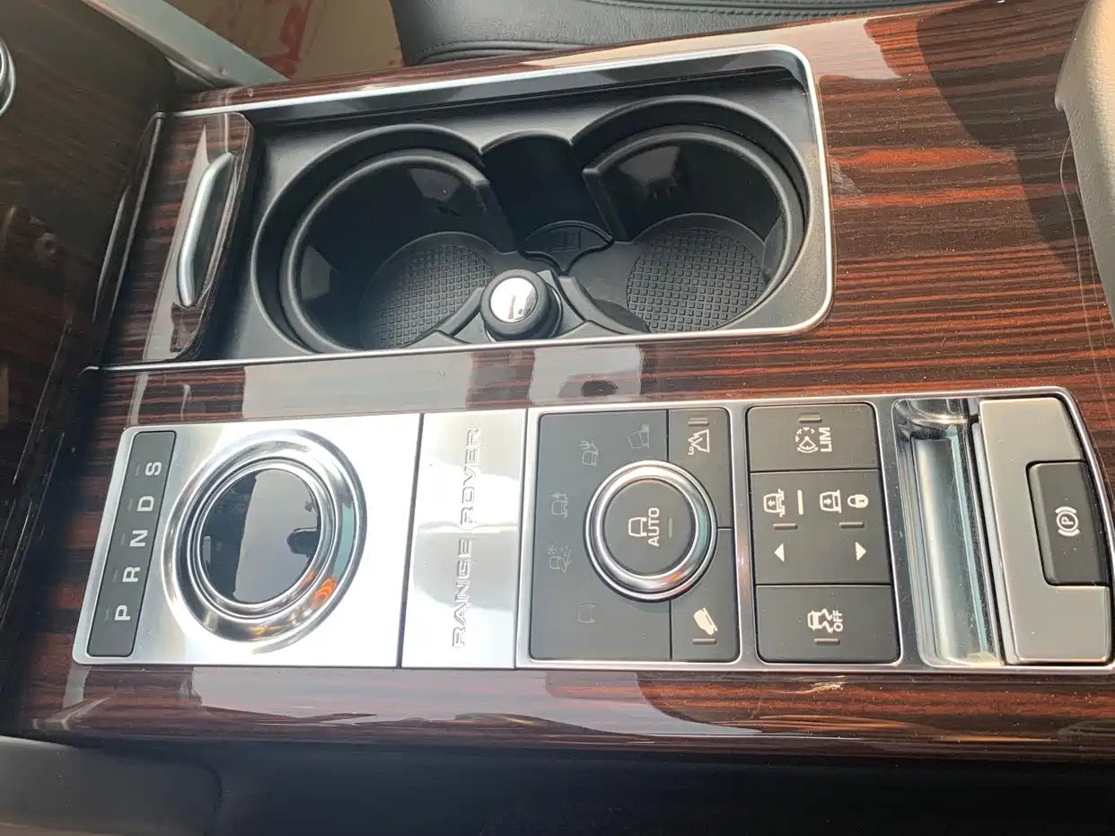 Land Rover Range Rover 2018 3.0 SC V6 Golden Age Edition фото 24