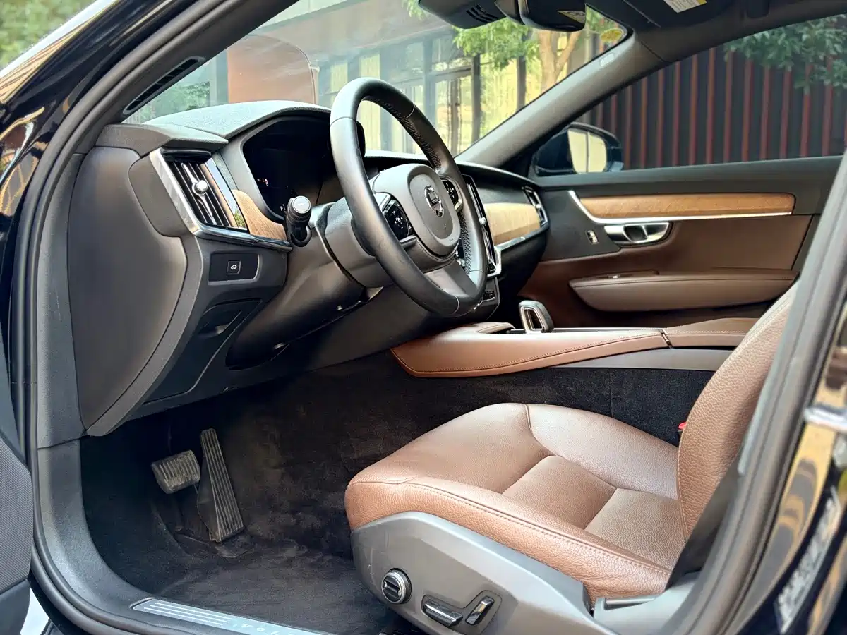 Photo 11 - Volvo S90