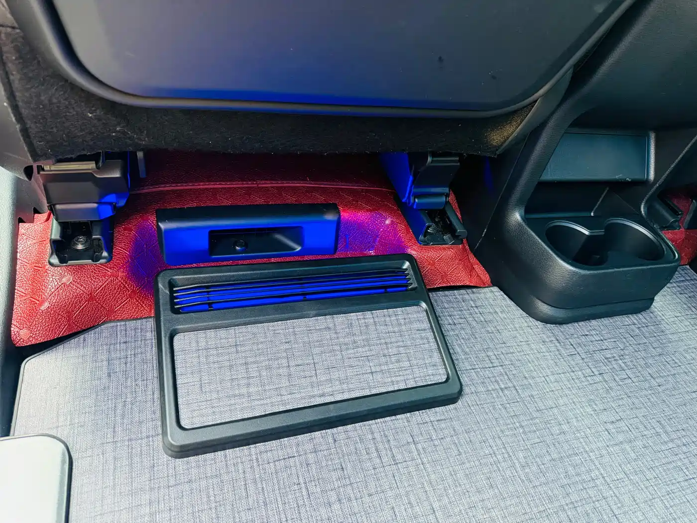 Toyota Sienna 2024 2.5L Hybrid 4WD Premium Edition фото 19