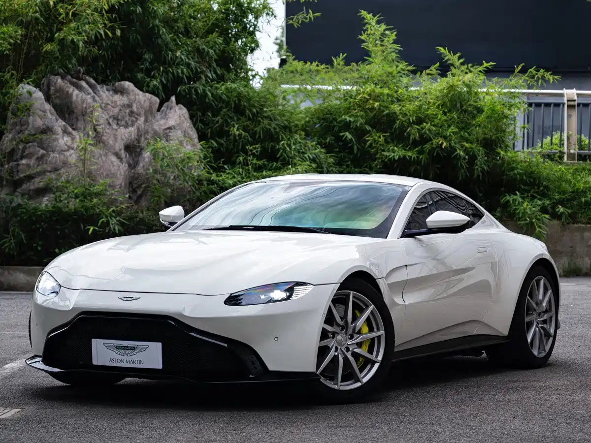Фото 1 - Aston Martin Vantage