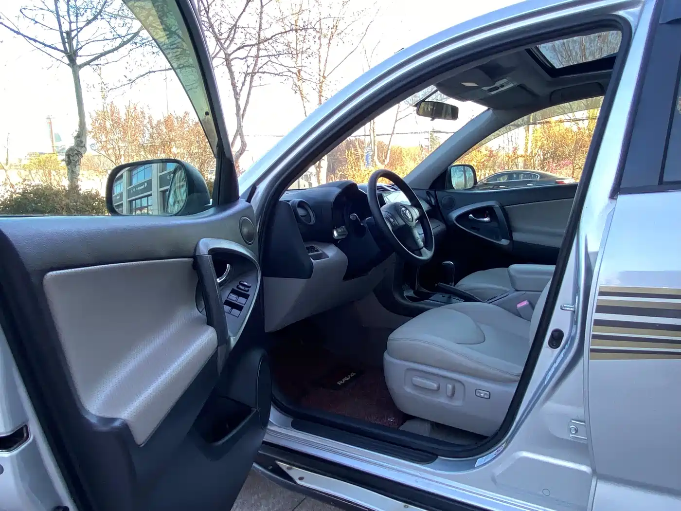 Toyota RAV4 Rongfang 2010 2.4L Automatic Luxury Upgrade Edition фото 8