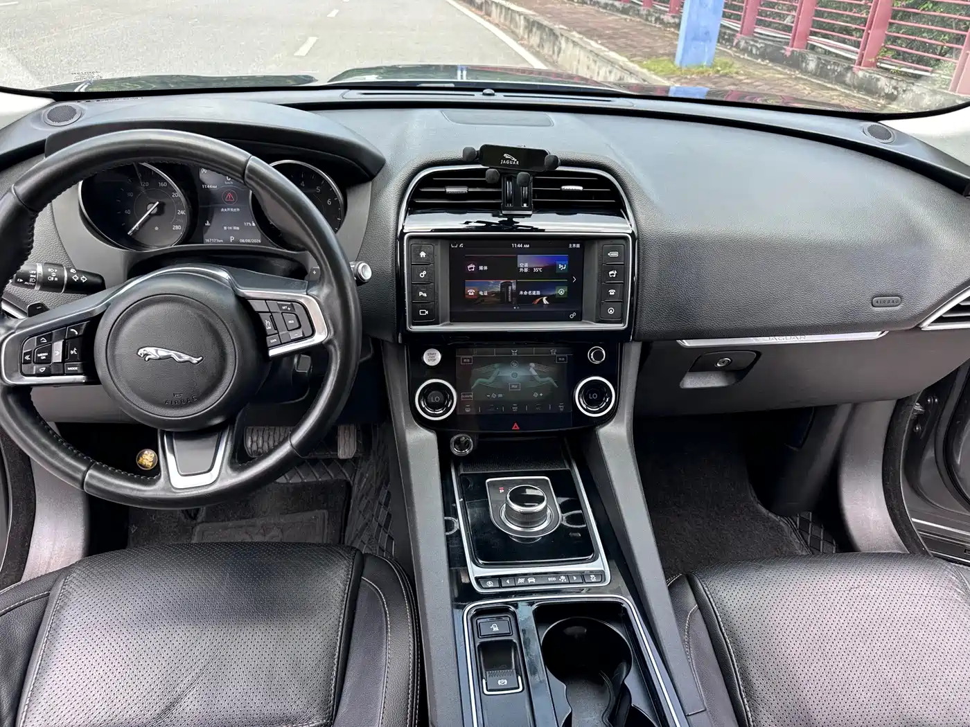 Фото 12 - Jaguar F-PACE