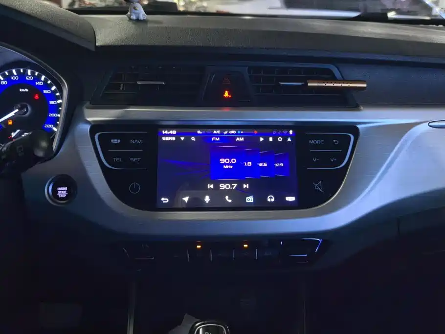 Фото 13 - Geely Vision X3